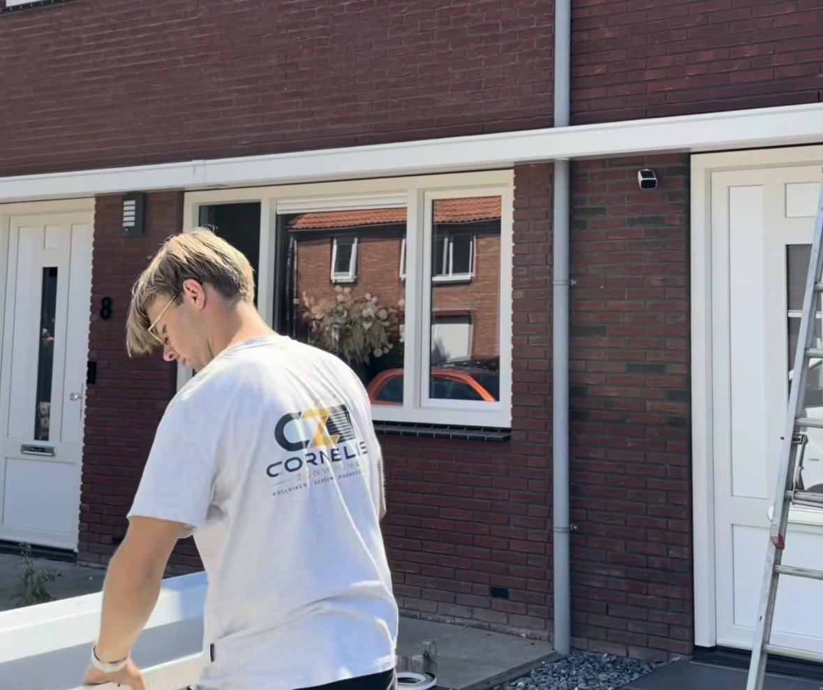Montage van zonwering aan een woning