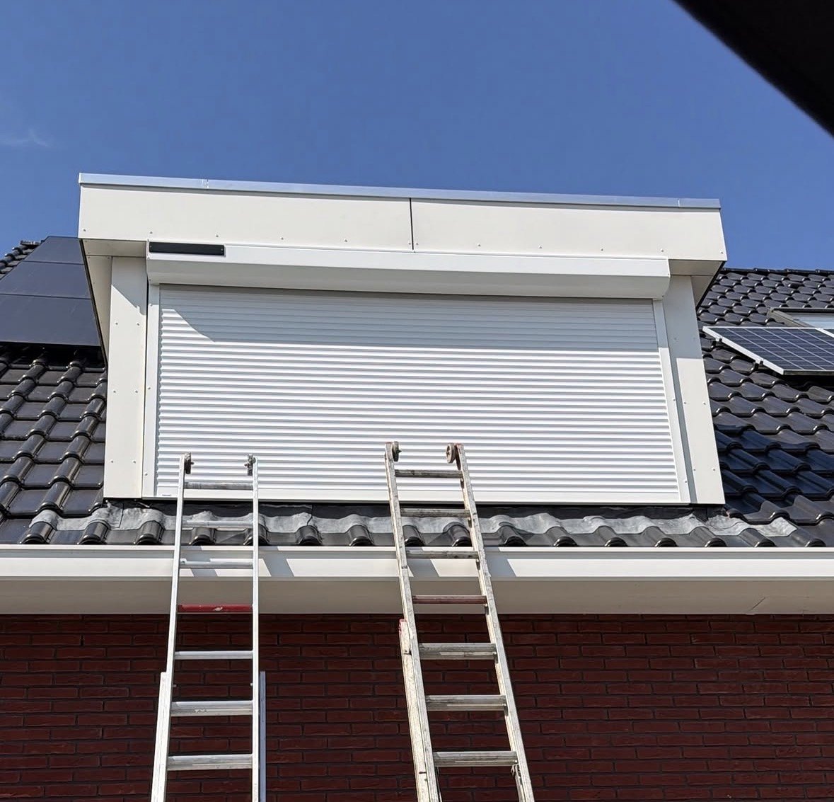 Gemonteerd rolluik op een dakkapel